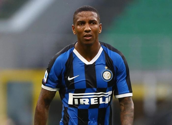 8. Ashley Young. Trong những năm tháng hoàng hôn của sự nghiệp (hiện đã 36 tuổi), Young bỗng nhiên hồi sinh dưới thời HLV Conte với vai trò chạy cánh, góp công giúp Inter vô địch Serie A mùa 2020/2021. Hè năm nay, Young đã trở lại Aston Villa sau những tháng năm tươi đẹp tại Italia.