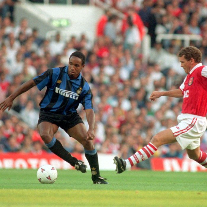 2. Paul Ince. Giống như Ray Wilkins, Ince được nhớ đến như một thương vụ thành công của đội chủ sân San Siro sau khi chuyển đến từ M.U vào năm 1995 với giá 7,5 triệu bảng. Tuyển thủ Anh từng mang năng lượng đến hàng tiền vệ Inter cùng với Nicola Berti, khi 2 người làm chủ khu trung tuyến của Nerazzurri lúc đó.