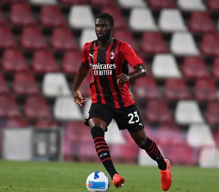 5. Fikayo Tomori. Tomori gia nhập AC Milan từ Chelsea dưới dạng cho mượn, với mục đích được đá chính thường xuyên hơn. Sau màn trình diễn thuyết phục, anh được Milan mua đứt với giá 24 triệu bảng. Bước đầu, trung vệ này đã cho thấy anh có thể thành công ở một giải đấu vốn không dễ dàng với những người Anh.