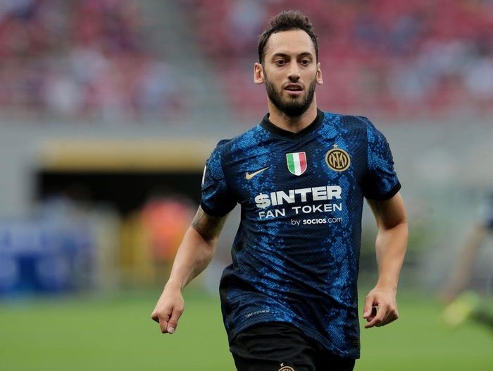Ở trận mở màn mùa giải 2021/22, đương kim vô địch Inter không có lực lượng mạnh nhất. Lautaro Martinez, Christian Eriksen, Alexis Sanchez không thể ra sân. Sự chú ý của người hâm mộ đổ dồn về bộ đôi tân binh Hakan Calhanoglu và Edin Dzeko.