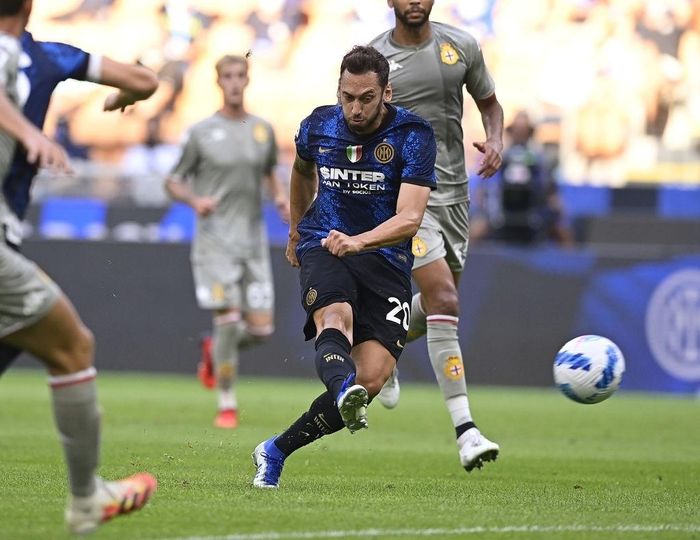 Sơ đồ chiến thuật 3-5-1-1 của Inter hoạt động khá trơn tru trước Genoa. Ngoài những tình huống treo bóng từ hai biên, nhà ĐKVĐ Serie A còn tự tin xuyên phá trung lộ bằng những pha ban bật đầy ăn ý giữa các mắt xích trên hàng công. Sau pha kiến tạo cho Milan, Calhanoglu khiến mành lưới đội khách rung lên lần thứ hai sau một cú dứt điểm lòng trong đẹp mắt từ ngoài vùng cấm ở phút 14.