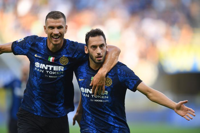 Người kiến tạo cho tiền vệ người Thổ Nhĩ Kỳ là Edin Dzeko. Cựu sao Roma không quá nhanh nhưng bù lại, anh sở hữu khả năng làm tường, chọn vị trí tốt. Dzeko suýt có một bàn thắng ở phút 24. Pha xoay người dứt điểm của tiền đạo người Bosnia đưa bóng vượt qua tầm với của thủ môn Sirigu nhưng lại rót vào xà trong sự tiếc nuối của người hâm mộ.