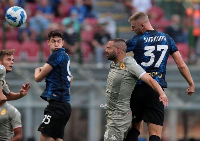 Chỉ sau 6 phút bóng lăn, Inter đã có bàn mở tỷ số từ một pha bóng cố định. Milan Skriniar chọn vị trí chuẩn xác để đón pha treo bóng của Hakan Calhanoglu rồi đánh đầu khiến thủ môn Salvatore Sirigu đứng chôn chân.