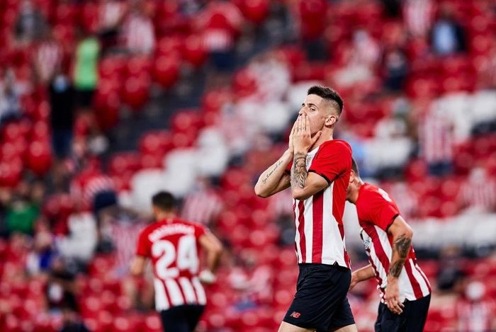  Khả năng độc lập tác chiến tốt giúp 2 mũi tấn công của Bilbao tạo ra sóng gió dù bị các hậu vệ áo tím theo sát. Sau pha xoay người dứt điểm bị Neto cản của Williams, Sancet cũng khiến CĐV Barca thót tim với một dứt điểm khác trúng xà ở phút 11.