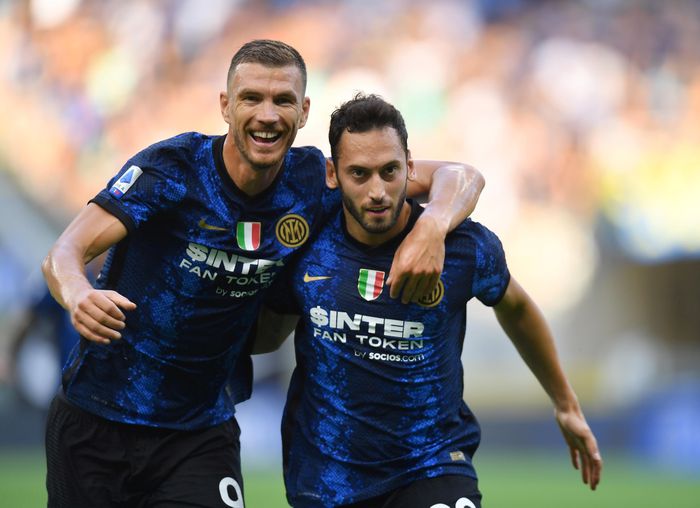 Bộ đôi tân binh Dzeko - Calhanoglu tỏa sáng cho Inter ngay trong trận ra quân. Ảnh: Reuters.