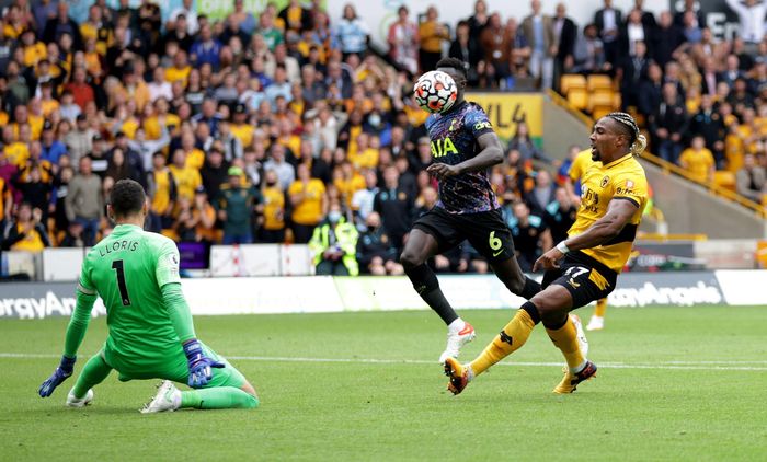  Wolves nắm quyền kiểm soát thế trận trong quãng thời gian đầu hiệp 2. "Bầy sói" tạo ra nhiều cơ hội, trong đó có pha đối mặt thủ môn của Adama Traore ở phút 61, nhưng tuyển thủ Tây Ban Nha lại không thể tận dụng. 