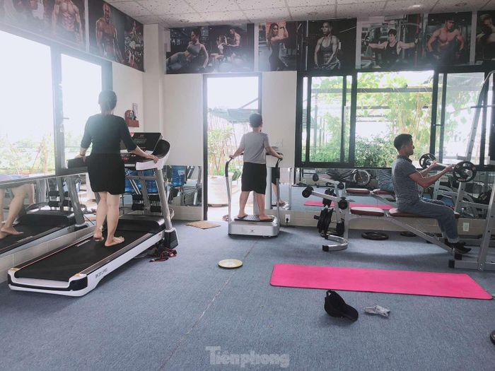 Hàng ngày anh chị thức dậy lúc vào 5h, cùng nhau lên phòng tập trên sân thượng luyện tập khoảng 45 phút, sau đó chị Gấm xuống dưới chuẩn bị đồ ăn sáng cho các con. Tranh thủ 30 phút các con dậy vệ sinh cá nhân và ăn uống anh Huynh sẽ chăm sóc vườn rau. Sau đó anh mất khoảng 1 tiếng để đưa các con đến trường và quay về nhà. 7h30 anh quay về nhà, có 30 phút ăn uống vệ sinh và 8h đi làm. Đến 17h30 anh Huynh đi làm về và đón các con, sau đó anh tận dụng 30 phút để chăm sóc vườn rau rồi xuống ăn tối với gia đình, đến 19h anh tiếp quản quán cà phê cho bà xã nghỉ ngơi và chăm sóc các con. Riêng buổi chiều chủ nhật hàng tuần anh Huynh sẽ có thời gian rảnh để thực hiện các công đoạn chuẩn bị cho việc trồng trọt (vì buổi sáng chủ nhật anh thường đưa các con đi chơi”. 