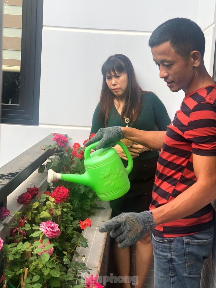 Gia chủ cho biết: “Toàn bộ thiết kế, ý tưởng đều do tôi tự nghĩ ra sao cho phù hợp với không gian của gia đình, với phương châm: Đơn giản, hiệu quả, hợp lý và đặc biệt phải dễ sử dụng, không tốn nhiều công sức vì tôi xác định mình không có nhiều thời gian chăm sóc. Vợ tôi sẽ hỗ trợ những công việc như quét dọn, trồng cây giống,...”.