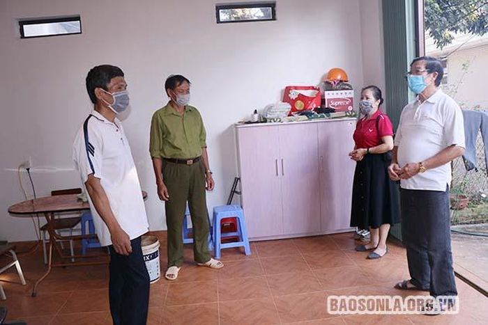 Tổ COVID cộng đồng tiểu khu 20, thị trấn Hát Lót tuyên truyền công tác phòng, chống dịch tại hộ gia đình.