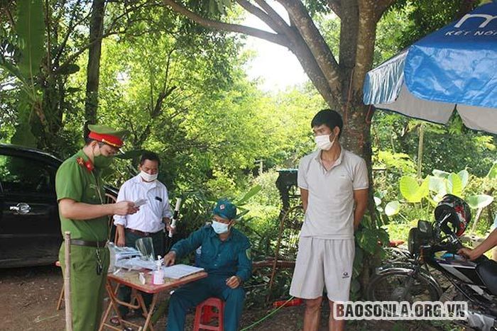 Chốt kiểm soát phòng, chống dịch COVID-19 xã Nà Bó kiểm tra lái xe vào địa bàn.