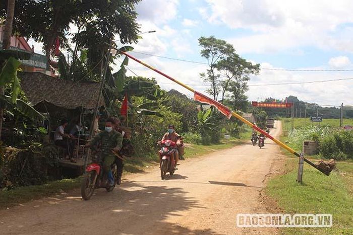 Xã Chiềng Sung thành lập chốt kiểm soát dịch bệnh phòng, chống dịch COVID-19 xâm nhập vào địa bàn.