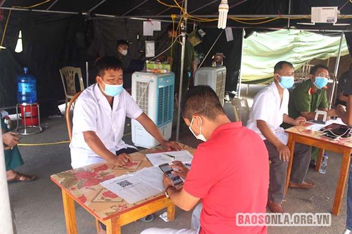 Lái xe thực hiện khai báo y tế tại Tổ kiểm soát phòng, chống dịch bệnh khu vực Ngã ba Cò Nòi, xã Cò Nòi.