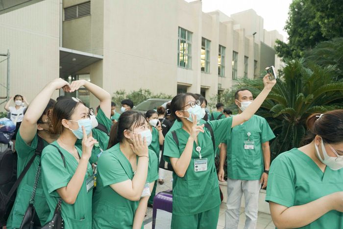 Thầy, trò trường Cao đẳng y tế Bạch Mai lên đường vào miền Nam tham gia phòng chống dịch COVID-19
