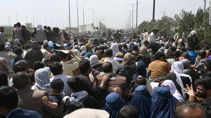  Người dân Afghanistan tập trung trên một đoạn đường gần khu vực quân sự của sân bay ở Kabul vào ngày 20/8, với hy vọng chạy trốn khỏi đất nước sau khi Taliban tiếp quản Afghanistan. Ảnh: AFP. 