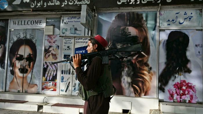  Mặt phụ nữ trên hình quảng cáo ở các tiệm làm đẹp ở Kabul bị bôi đen. Ảnh: AFP. 