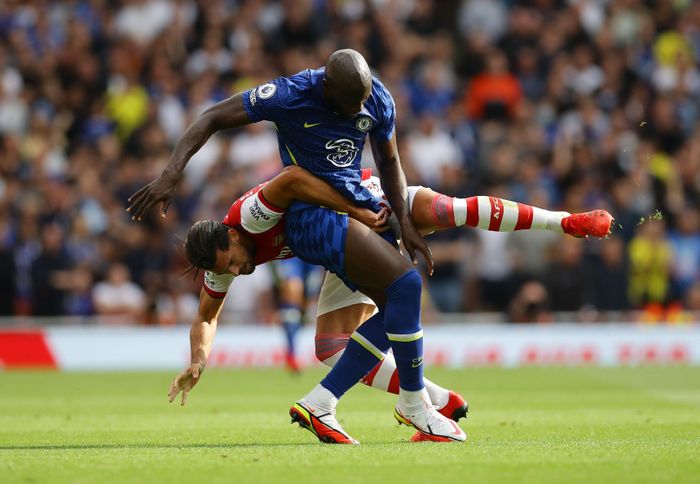 Ở tình huống này, Mari cho thấy anh không phải là đối thủ của Lukaku trong những cuộc đấu tay đôi.