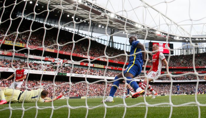 Lukaku không mất nhiều thời gian để tỏa sáng. Phút thứ 15, anh đệm bóng cận thành sau đường căng ngang của Reece James. Anh tiếp tục cho thấy cái duyên ghi bàn trong trận ra mắt đội bóng mới. Anh đã làm được điều này ở Inter Milan, Everton, West Brom, Man United và Chelsea.
