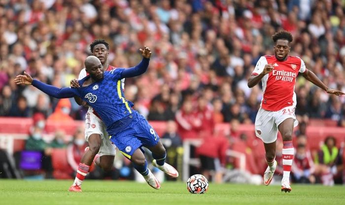 Hậu vệ Nuno Tavaves cũng gặp phải tình cảnh tương tự khi theo kèm Lukaku. Anh phải kéo áo để ngăn chặn những bước chạy của tiền đạo người Bỉ. Ngoài ra, một cầu thủ khác phải nhận thẻ vàng vì phạm lỗi với Lukaku là Albert Sambi Lokonga.