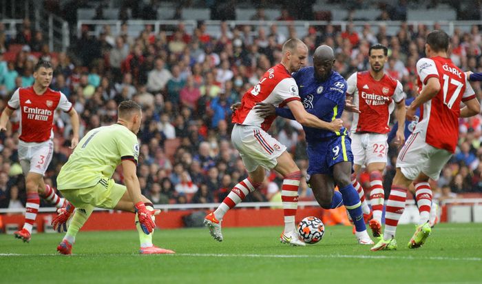 Các hậu vệ Arsenal cũng phải thường xuyên vây ráp Lukaku theo số đông. Chân sút của Chelsea ngày càng hoàn thiện khả năng hoạt động độc lập.