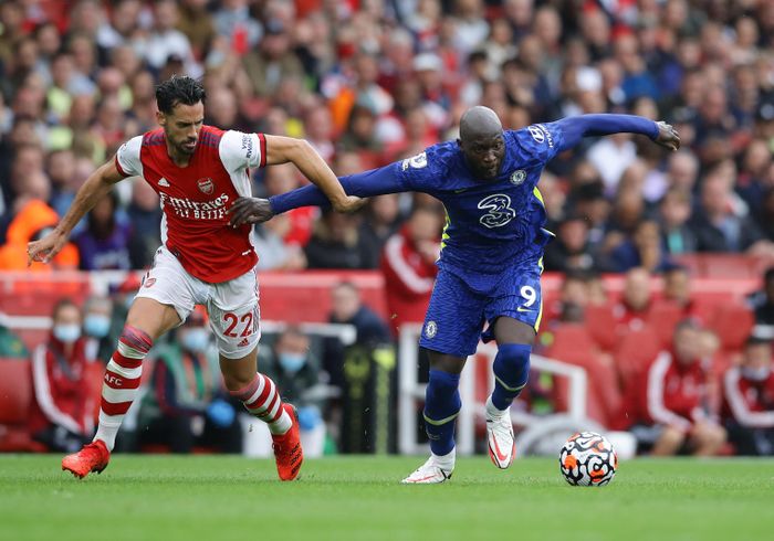 Trong trận đấu này, Lukaku thường xuyên đối đầu tay đôi với trung vệ Pablo Mari. Tiền đạo người Bỉ luôn giành chiến thắng nhờ nền tảng thể lực và tốc độ tốt. Anh có 4 pha không chiến thành công, 2 lần qua người thành công.