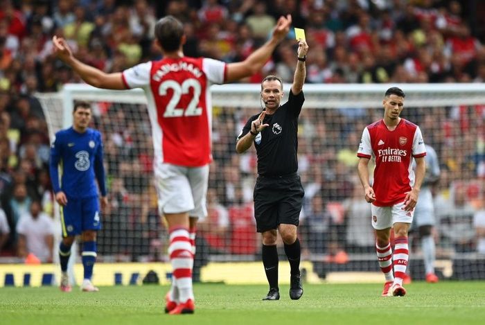 Mari buộc phải có những pha phạm lỗi với Lukaku và một trong số đó khiến anh phải nhận thẻ vàng.