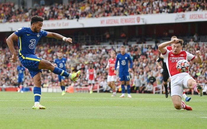 Lukaku cũng góp công vào bàn thắng nâng tỷ số lên 2-0 của Chelsea. Trước khi Reece James dứt điểm tung lưới Bernd Leno, Lukaku là người thu hút hậu vệ Arsenal, tạo ra khoảng trống, giúp các đồng đội tỏa sáng.