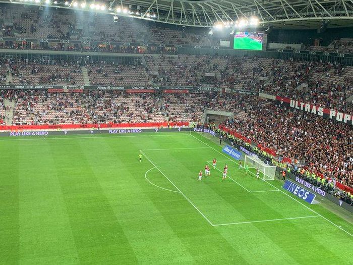  Các cầu thủ Nice trở lại sân để chờ đối thủ tái đấu, nhưng toàn bộ thành viên Marseille đã bỏ về. 