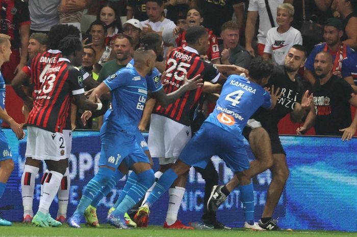  Một CĐV Nice lao xuống đạp vào người cầu thủ Payet của Marseille. Ảnh: Reuters. 