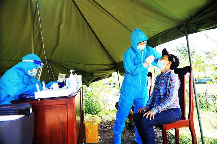 Lấy mẫu test nhanh SARS-CoV-2 cho những người vào thu mua nông sản ở huyện Khánh Sơn. Ảnh: Báo Khánh Hòa 