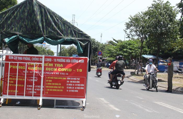 Một chốt kiểm soát tại phường Hòa Cường Nam, ngay trước chợ đầu mối Hòa Cường (quận Hải Châu). Ảnh: Thanh Trần. 