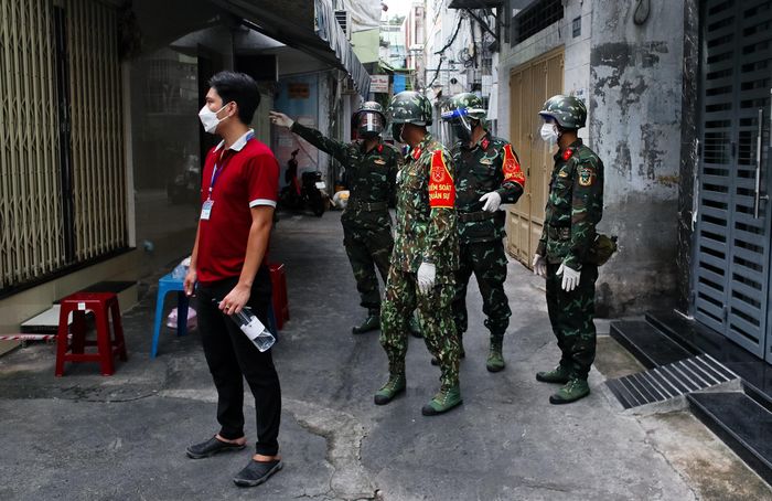  Lực lượng quân đội cùng các đơn vị địa phương thành lập tổ công tác đặc biệt tại các phường. Lực lượng này có nhiệm vụ tuần tra, giám sát người dân thực hiện giãn cách, cứu trợ, đi chợ thay cho người dân... 
