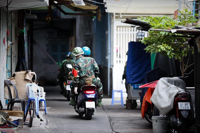  Lực lượng dân phòng cùng bộ đội đi tuần các con hẻm. 