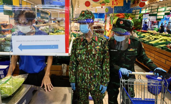  Trong ngày 23/8, các chiến sĩ cũng phối hợp với địa phương trao hàng trăm suất quà đến các hộ khó khăn trên địa bàn phường. 