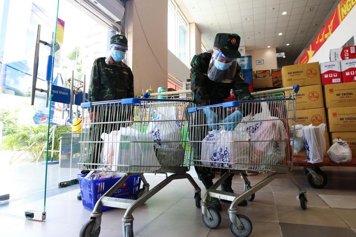  Chị Lan, Chủ tịch Hội Liên hiệp Phụ nữ phường 24, quận Bình Thạnh cho biết phường ưu tiên phục vụ các gia đình F0 đang thực hiện cách ly y tế tại nhà trước. "Hôm nay các chiến sĩ đến làm quen siêu thị, mua sắm một số đơn gấp, sau đó đi trao tận nhà người dân F0", chị nói. 