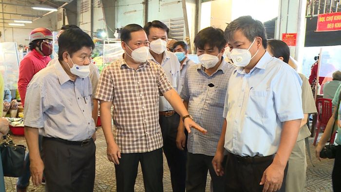 Ông Nguyễn Phi Long (giữa), Chủ tịch UBND tỉnh Bình Định kiểm tra các chợ đầu mối phòng, chống dịch Covid-19. Ảnh: H.T.