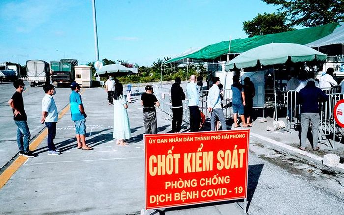 Chốt kiểm soát dịch bệnh tại cửa ngõ ra vào thành phố Hải Phòng.