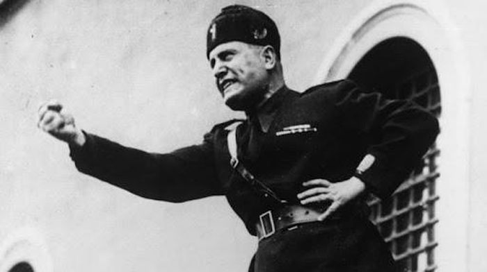 Thậm chí, một phụ nữ được cho là dùng súng bắn 5 phát đạn vào thi thể Mussolini để trả thù cho cái chết của 5 người con bị trùm phát xít này sát hại.