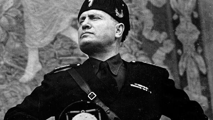 Chính vì vậy, khi Quốc vương Italy ra lệnh bắt giữ Mussolini cũng như giải tán các tổ chức phát xít tại quốc gia này, Mussolini nhận thấy không thể giữ vững quyền lực. Do đó, vào tháng 7/1943, gã bỏ trốn cùng người tình Clara Petacci.