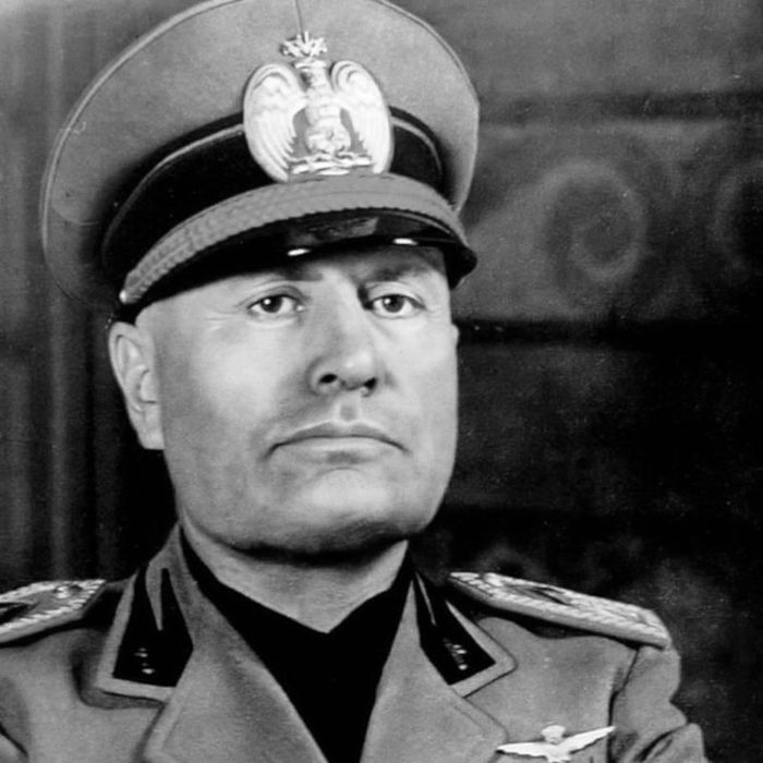 Mussolini đưa nhân tình vội vã rời Italy với mong muốn trốn sang Thụy Sĩ lánh nạn. Trên đường chạy trốn, hai người bị lực lượng Đồng minh bắt giữ tại trạm kiểm soát ở Dongo, gần hồ Como ngày 27/4/1945.