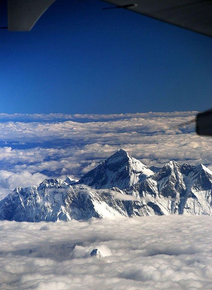 Đỉnh Everest nhìn từ cửa sổ máy bay. https://dulich.petrotimes.vn/