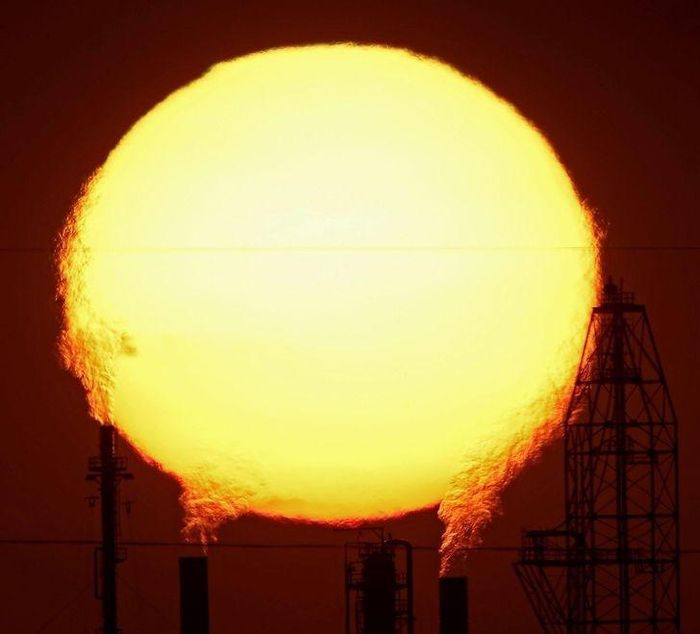 "Mặt trời" kia là từ ống khói nhà máy. https://dulich.petrotimes.vn/