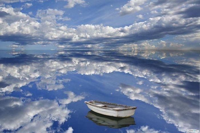  Mặt nước như một tấm gương khổng lồ phản chiếu cả bầu trời tại Salar de Uyuni, Bolivia. https://dulich.petrotimes.vn/ 