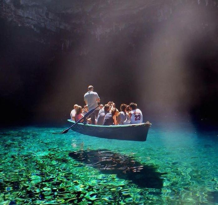 Hồ Melissani tại Hy Lạp - một trong những vùng nước trong nổi tiếng nhất thế giới. https://dulich.petrotimes.vn/