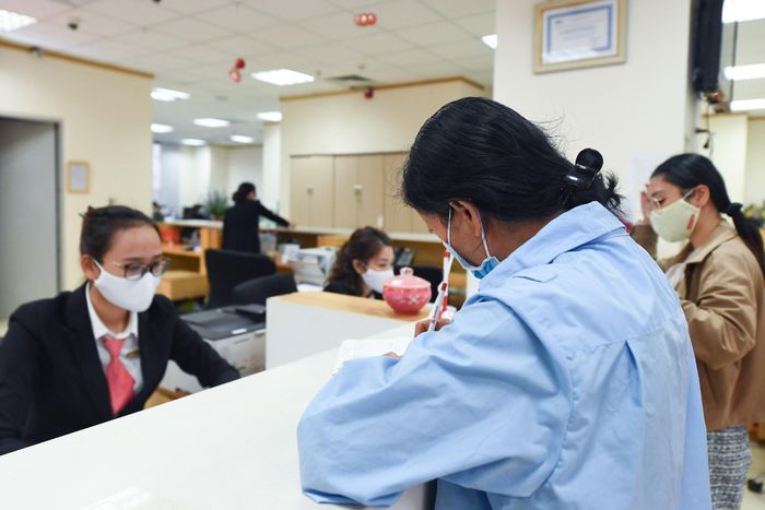  Đợt giảm lãi suất mới nhất của các nhà băng áp dụng cho cả nhóm khách hàng cá nhân vay tiêu dùng chịu ảnh hưởng bởi dịch bệnh. Ảnh: Nam Khánh. 
