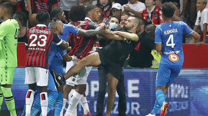 Một hình ảnh đáng xấu hổ: Một cổ động viên quá khích của Nice tìm cách tấn công Dimitri Payet của Marseille 