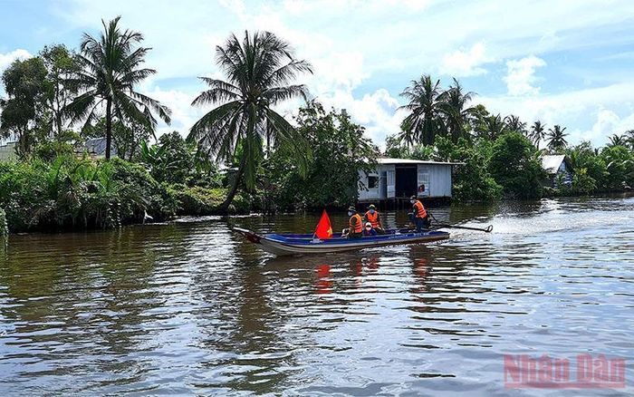 Lực lượng chức năng huyện Thới Bình (tỉnh Cà Mau) tuần tra đường thủy, kiểm soát phòng chống dịch vùng giáp ranh.
