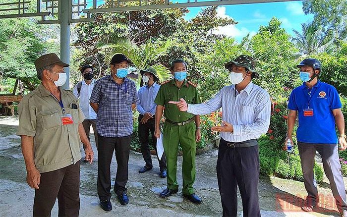 Bí thư Tỉnh ủy Cà Mau kiểm tra công tác phòng, chống dịch tại huyện Thới Bình - giáp ranh tỉnh Kiên Giang.