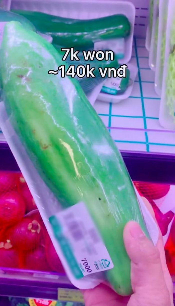 Đu đủ xanh trong siêu thị Hàn Quốc giá 7.000 Won (khoảng 140.000 đồng).