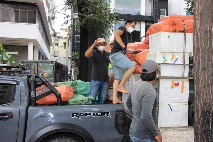 Tiếp nhận hàng hóa hỗ trợ vùng dịch.
