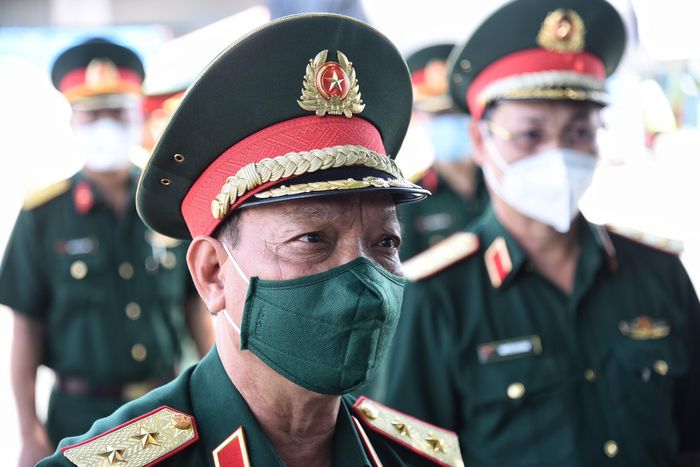 Trung tướng Ngô Minh Tiến cho biết Bộ Quốc phòng sẽ điều động thêm quân số giúp Bình Dương chống dịch. Ảnh: Ngọc Tân.